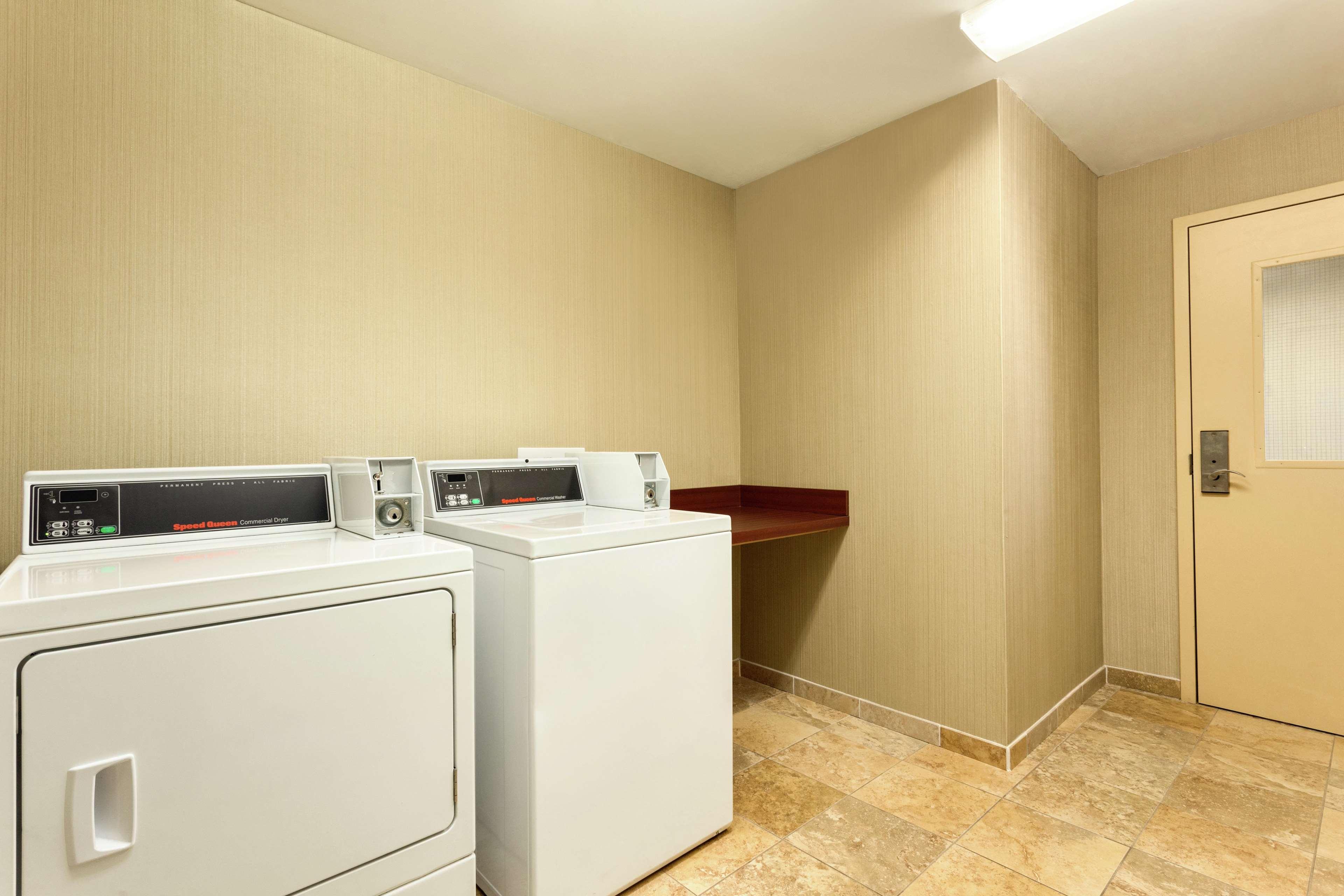 Hampton Inn & Suites Пратвил Екстериор снимка