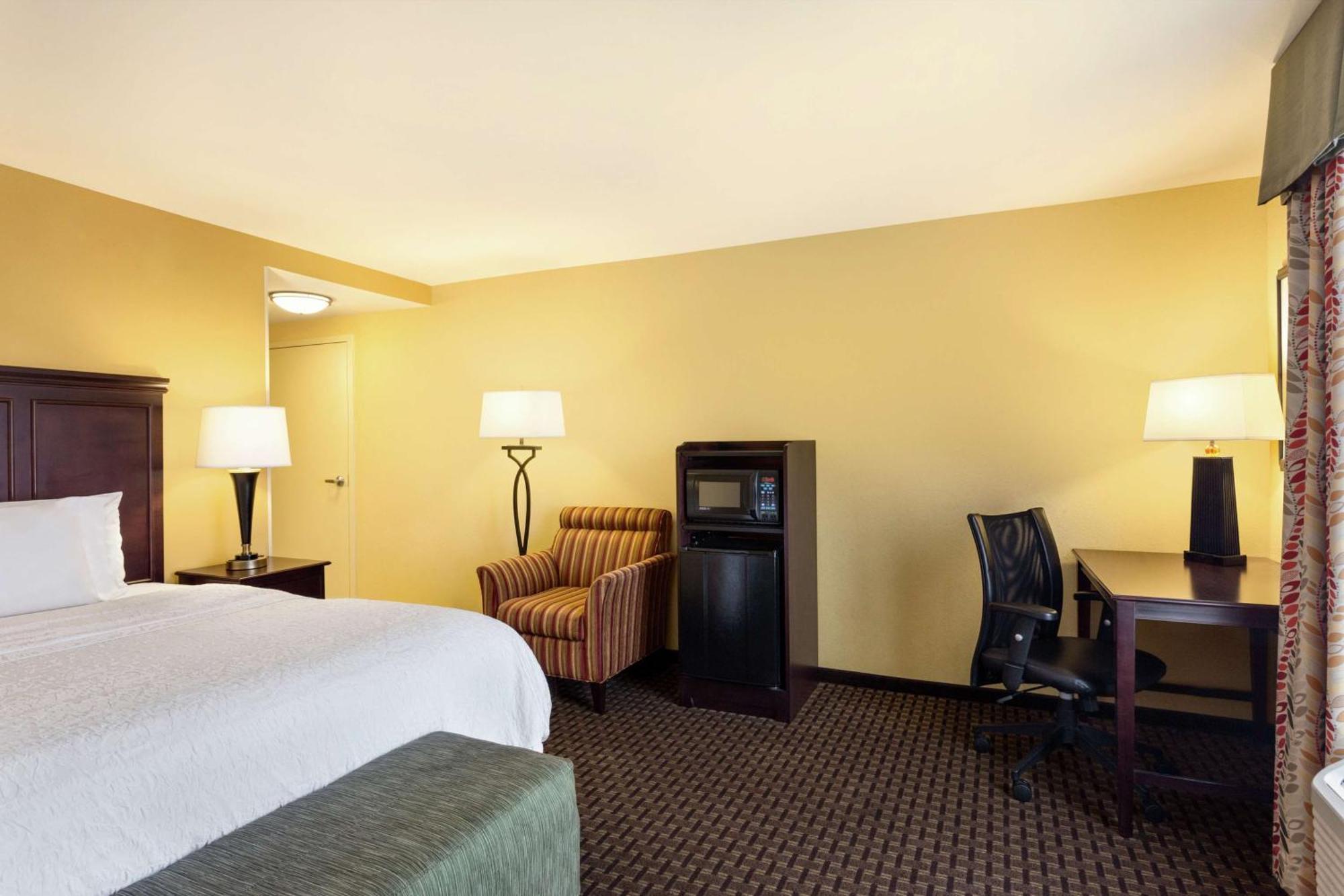 Hampton Inn & Suites Пратвил Екстериор снимка